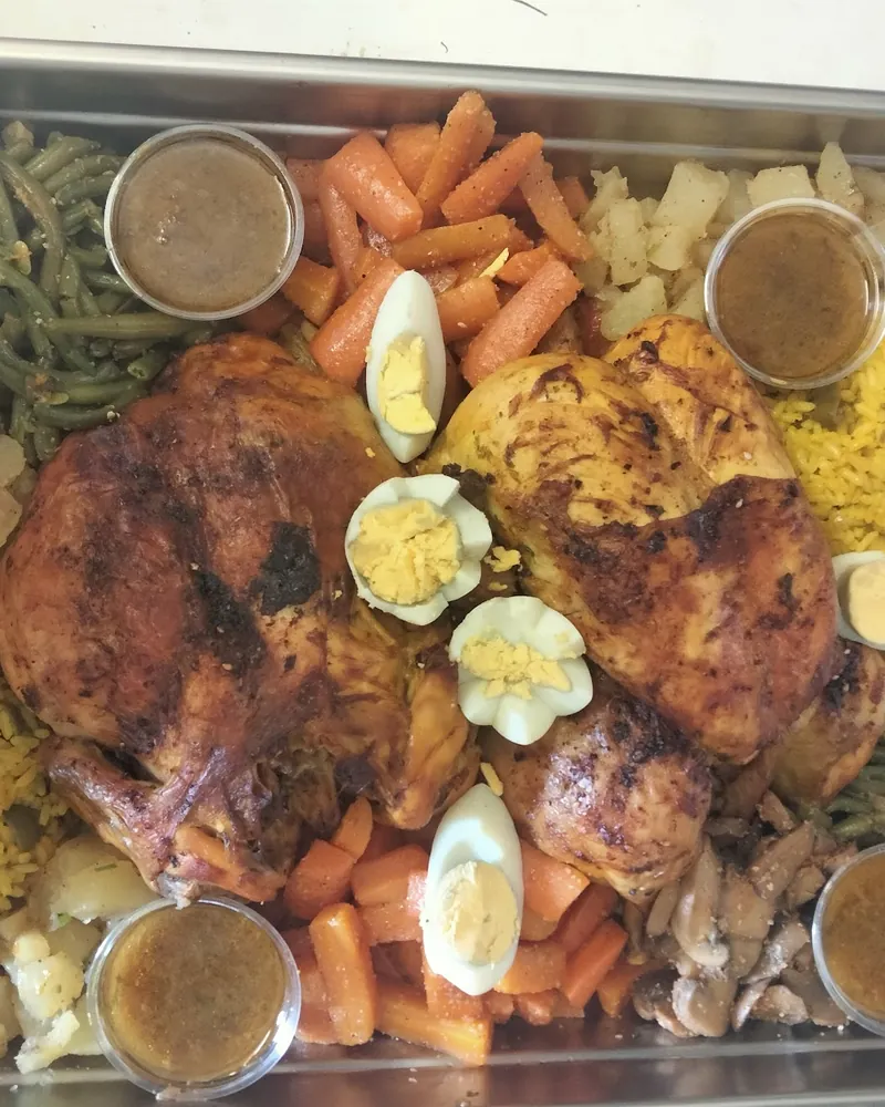 Plateau traiteur d'Allo Couscous : poulets rôtis, riz au safran, légumes, œufs et sauces